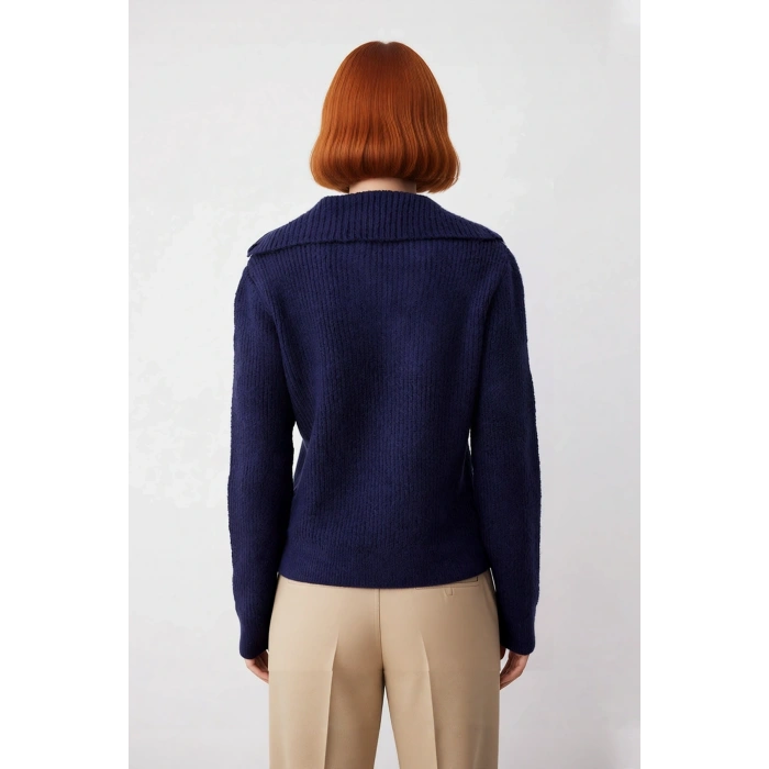 Kadın Regular Fit Devrik Yaka Taş Detaylı Düşük Kollu Triko Kazak Kışlık Şıklığın Vazgeçilmezi