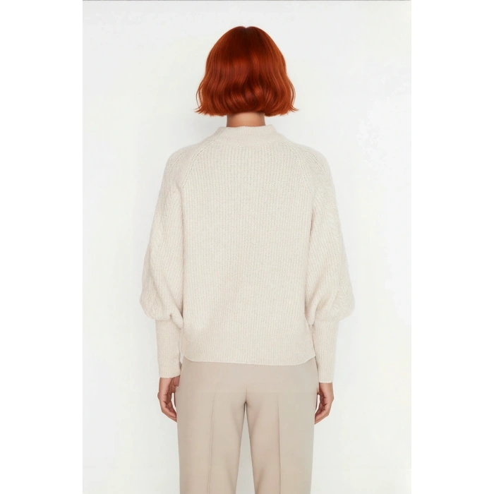 Kadın Regular Fit Yumuşak Dokulu Triko Kazak Balon Kol Dik Yaka Saç Örgü Kış Sezonu Şıklığı