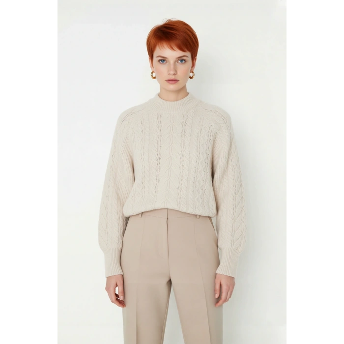 Kadın Regular Fit Yumuşak Dokulu Triko Kazak Balon Kol Dik Yaka Saç Örgü Kış Sezonu Şıklığı