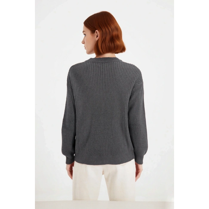 Kadın Regular Kalıp Akrilik Triko Kazak Ajurlu V Yaka Düşük Kol Kış Mevsimi İçin İdeal Şıklık.