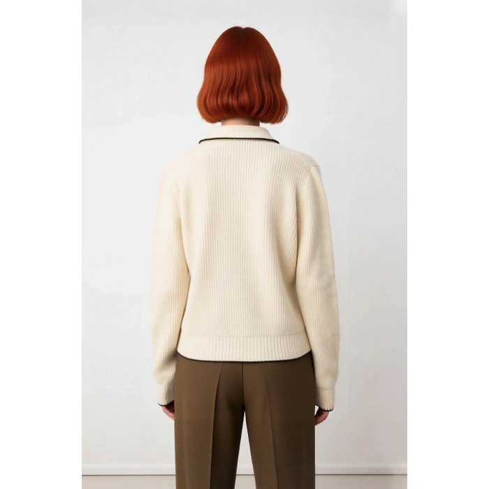 Kadın Regular Kalıp Fular Yaka Triko Kazak Özel Kontrast Detayları ile Şık ve Rahat Bir Görünüm