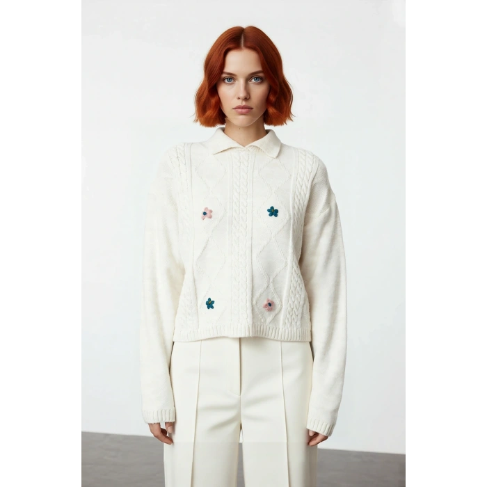 Kadın Regular Kalıp Polo Yaka Saç Örgü Desenli Crop Akrilik Triko Nakışlı Çiçek Detaylı Kışlık Kazak