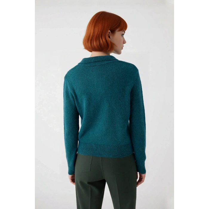 Kadın Regular Kalıp Polo Yaka Triko Kazak Kış Sezonu İçin Özel Tasarım Rahat Şık ve Konforlu