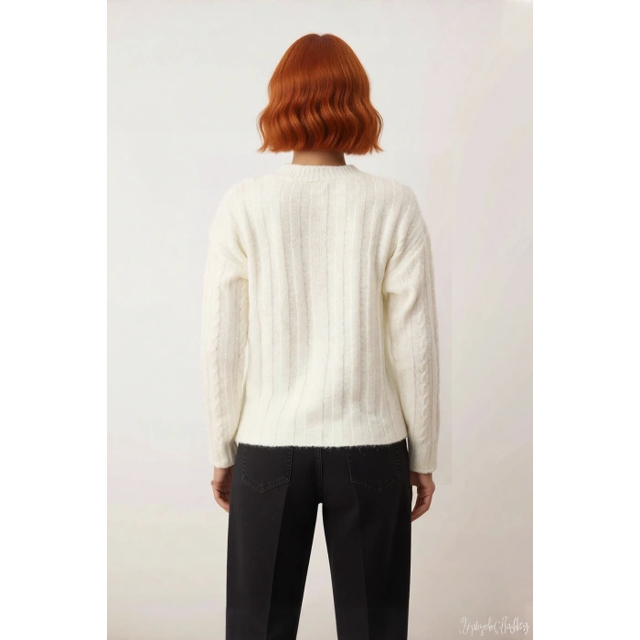 Kadın Regular Kalıp Saç Örgü Triko Kazak Soğuk Havalarda Konfor Ve Şıklığı Bir Arada Sunuyor.