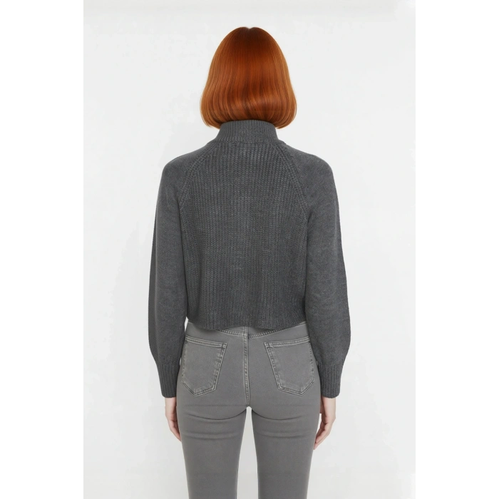 Kadın Regular Kalıp Selanik Örgü Fermuarlı Dik Yaka Crop Triko Kazak Soğuk Havaların Şık Seçimi