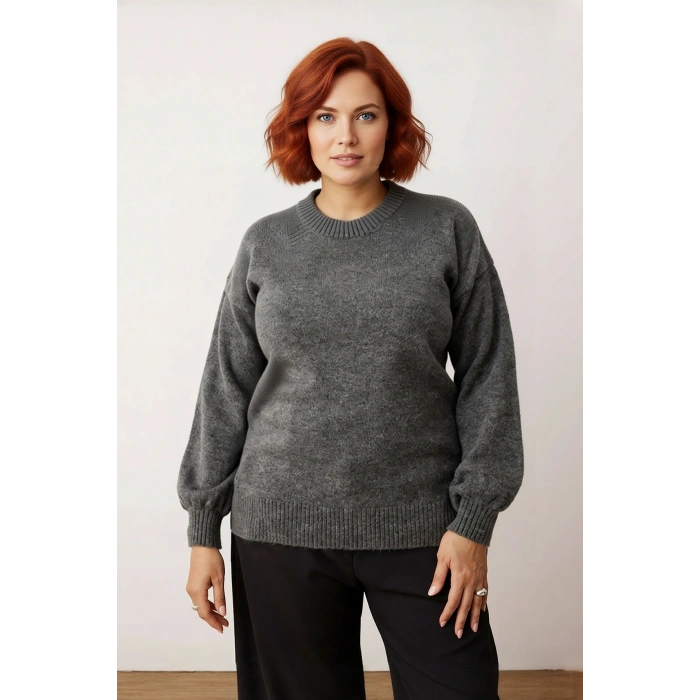 Kadın Regular Kalıp Taş Detaylı Polo Yaka Triko Kazak Düşük Kol Tasarımıyla Kış Şıklığı Sunar