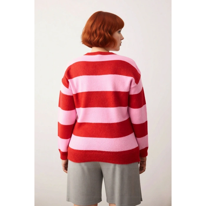 Kadın Şık Çizgili Bisiklet Yaka Triko Kazak Düşük Kol Tasarımıyla Kış Kombinlerinin Gözdesi