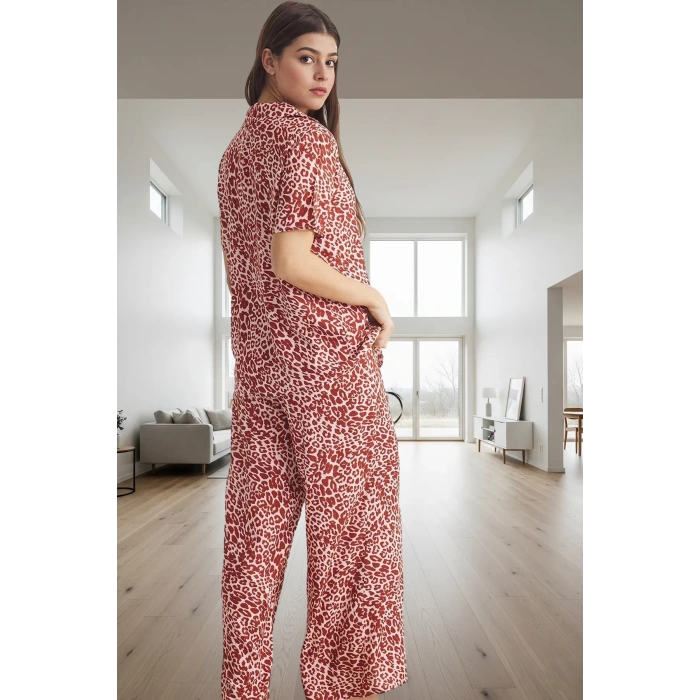 Kadın Şık Leopar Desenli Viskon Pijama Takımı Rahat ve Feminen Tasarım Dayanıklı Malzeme Modern Stil