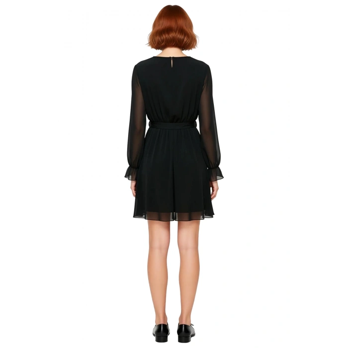 Kadın Siyah Kruvaze Yaka Balon Kol Şifon Skater Mini Elbise Kuşak Detayı İle Şık Görünüm Sunuyor