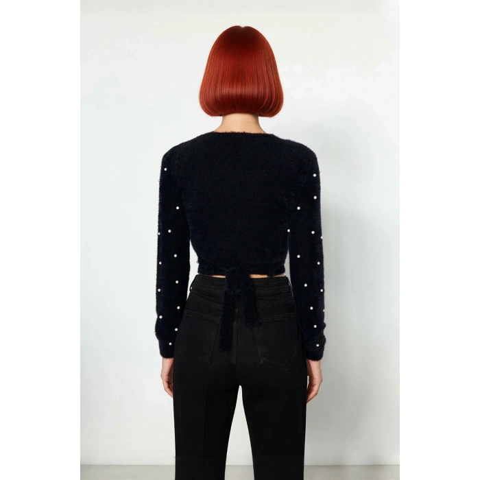 Kadın Siyah Tüylü V Yaka Super Crop İşlemeli İnci Detaylı Şık Triko Kazak Kışlık Kombinlerin Gözdesi