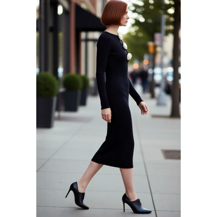 Kadın Siyah Uzun Kollu Bisiklet Yaka Triko Bodycon Maxi Elbise Zarif Gül Detayları ile Konfor