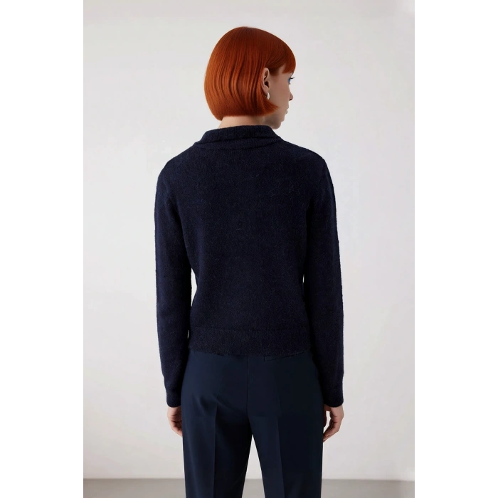 Kadın Soğuk Hava Şıklığı Polo Yaka Regular Kalıp Triko Kazak Konforlu ve Modern Görünüm Sağlar