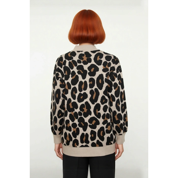 Kadın Soğuk Havalar İçin Relaxed Kalıp Jakar Dokuma Animal Desenli Dik Yaka Triko Kazak Kaliteli