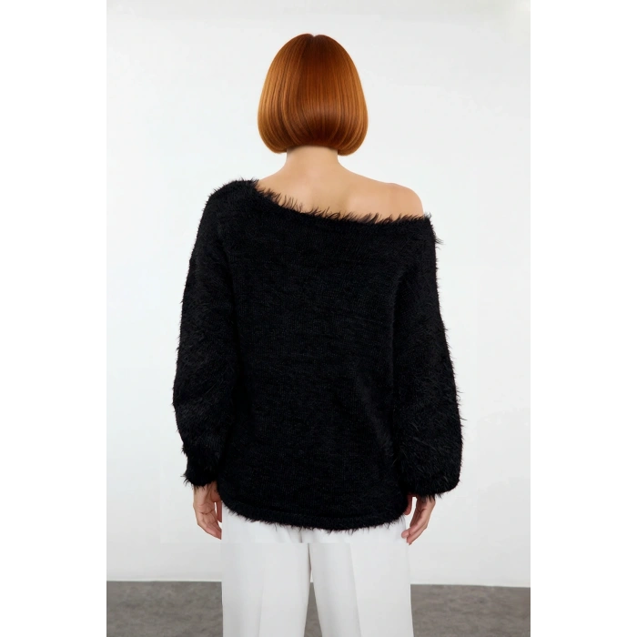 Kadın Tüylü Dokulu Kayık Yaka Kalın Triko Kazak Regular Kalıp Uzun Kollu Kışlık Şık Tasarım