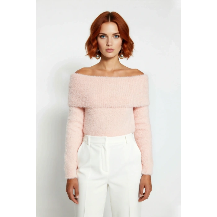 Kadın Tüylü Dokusuyla Ekstra Yumuşak Carmen Yaka Crop Triko Kazak Kış Kombinleri İçin İdeal