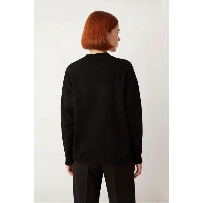 Kadın Uzun Boy Düşük Kol Dik Yaka Triko Kazak İşlemeli Tasarımıyla Soğuk Günlerin Vazgeçilmezi