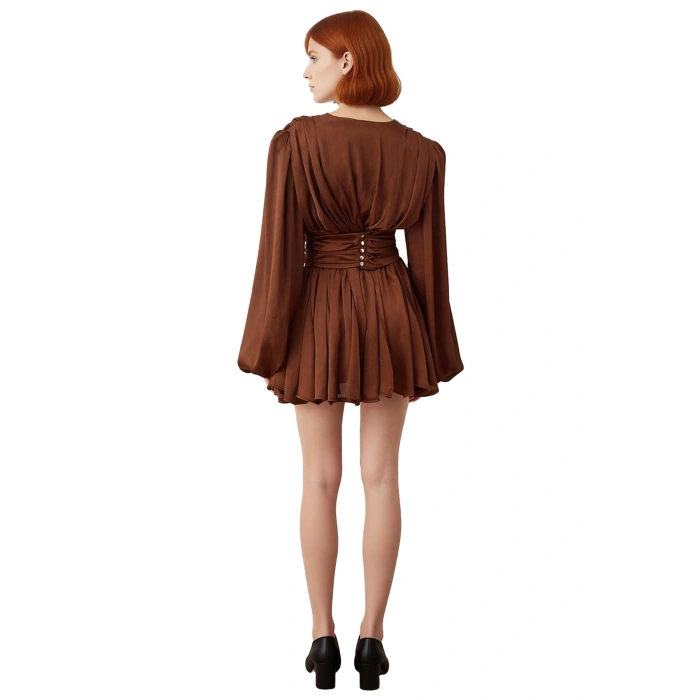 Kadın V Yaka Skater Mini Elbise Uzun Balon Kollarıyla Şık Davetlerin Gözdesi ve Zarif Havası