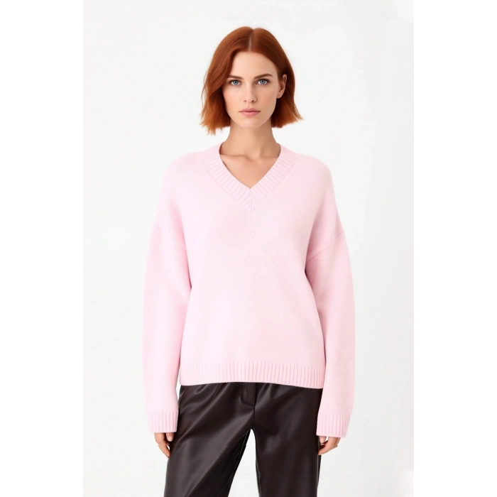 Kadın V Yaka Triko Kazak Geniş Kalıbı ve Yumuşak Dokusuyla Soğuk Havalarda Konforlu Bir Deneyim