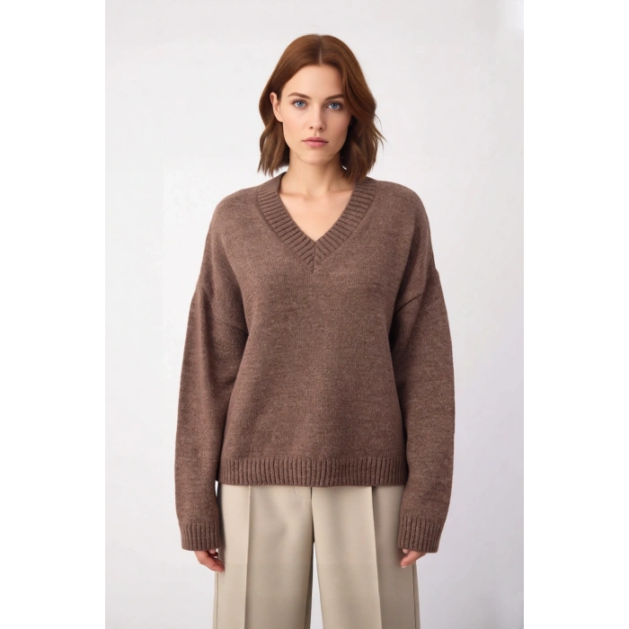 Kadın V Yaka Triko Kazak Geniş Kalıbı ve Yumuşak Dokusuyla Soğuk Havalarda Konforlu Bir Deneyim