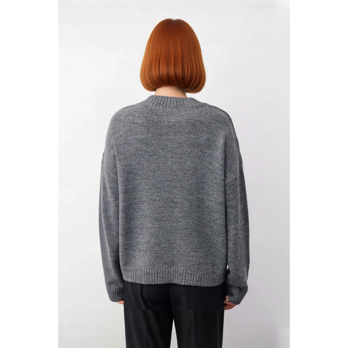 Kadın V Yaka Triko Kazak Geniş Kalıbı ve Yumuşak Dokusuyla Soğuk Havalarda Konforlu Bir Deneyim