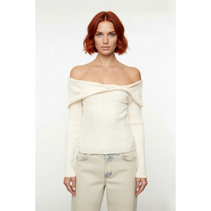 Kadın Vücudu Saran Fitilli Carmen Yaka Triko Bluz Basic Kesim Uzun Kol Şık Ve Zarif Görünüm Sunar