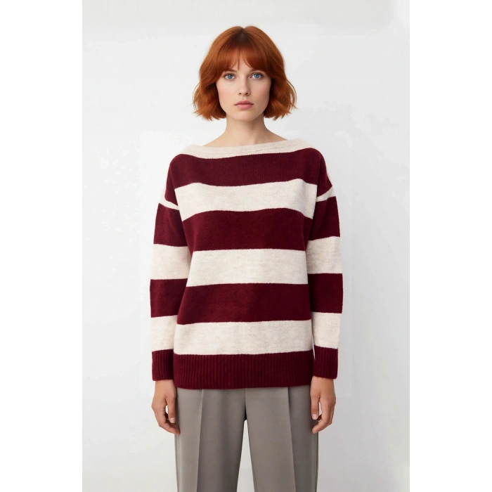 Kadın Yumuşak Dokulu Oversize Kayık Yaka Triko Kazak Günlük Kombinlerde Sıcaklık Sunuyor. Kaliteli