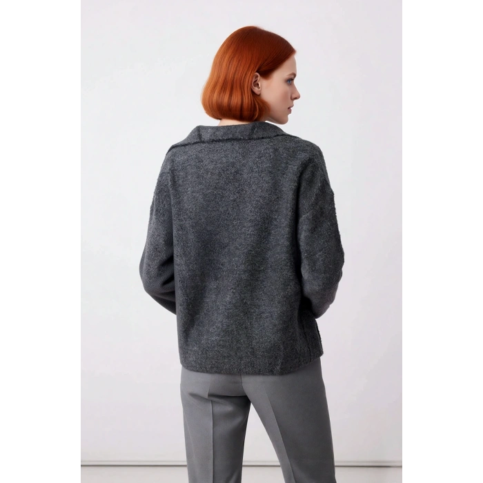 Kadın Yumuşak Dokulu Triko Kazak Oversize Kesim Standart Kol Apaş Yaka İle Modern Kışlık Şıklık