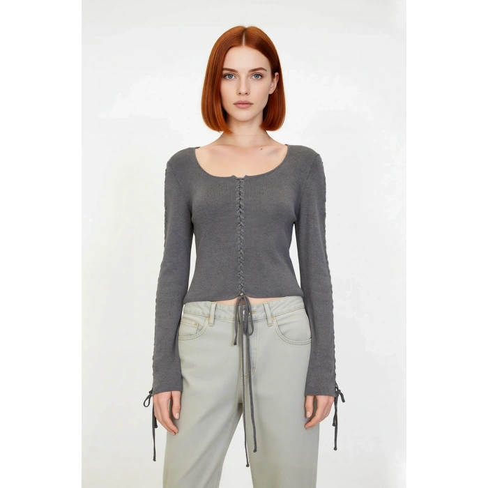 Kadın Yuvarlak Yaka Antrasit Triko Kazak Modern Tasarım Bağcık Detayı ile Şıklık Sunar Kaliteli