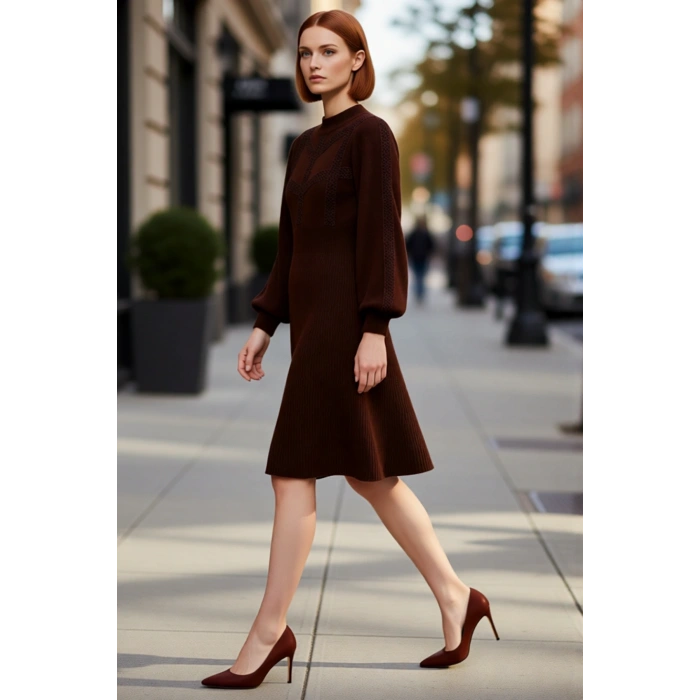 Kadınlar İçin Bej Rengi A Kesim Balon Kol Dik Yaka Akrilik Triko Mini Elbise Kış Kombinleri.