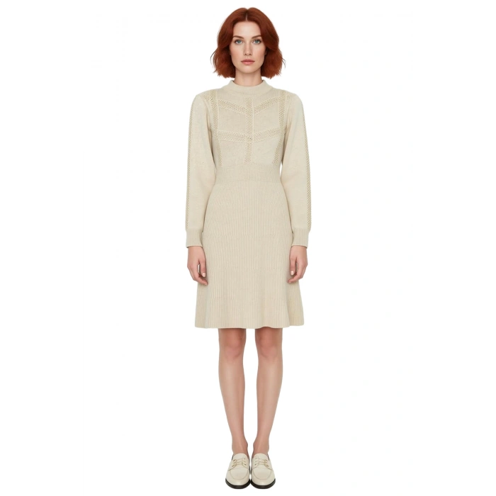 Kadınlar İçin Bej Rengi A Kesim Balon Kol Dik Yaka Akrilik Triko Mini Elbise Kış Kombinleri.