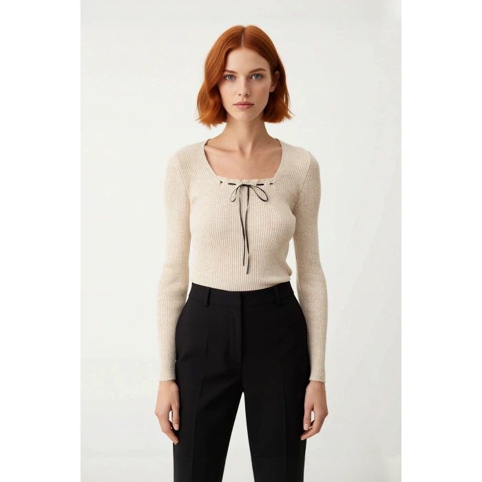 Kadınlar İçin Bej Rengi Kare Yaka Fitted Uzun Kollu Triko Kazak Günlük Kombinlere Zarif Bir Dokunuş