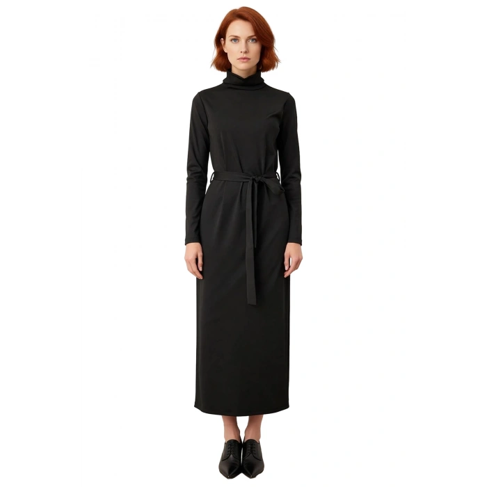 Kadınlar İçin Dik Yaka Düz Örme Scuba Kumaş Maxi Boy Tesettür Elbise Kemer Detayı ile Şık ve Modern
