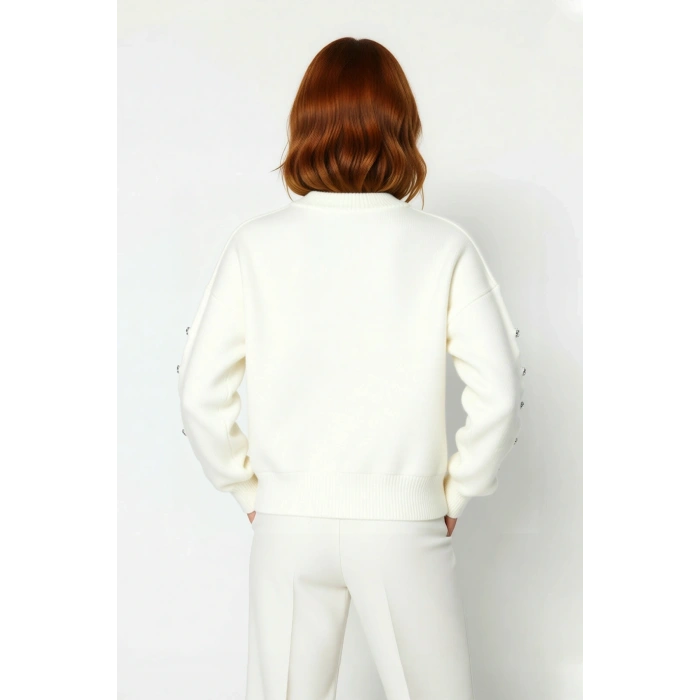 Kadınlar İçin Dik Yaka Regular Kalıp Düşük Kol Düğme Detaylı Triko Kazak Soğuk Günlerin Şık Seçimi