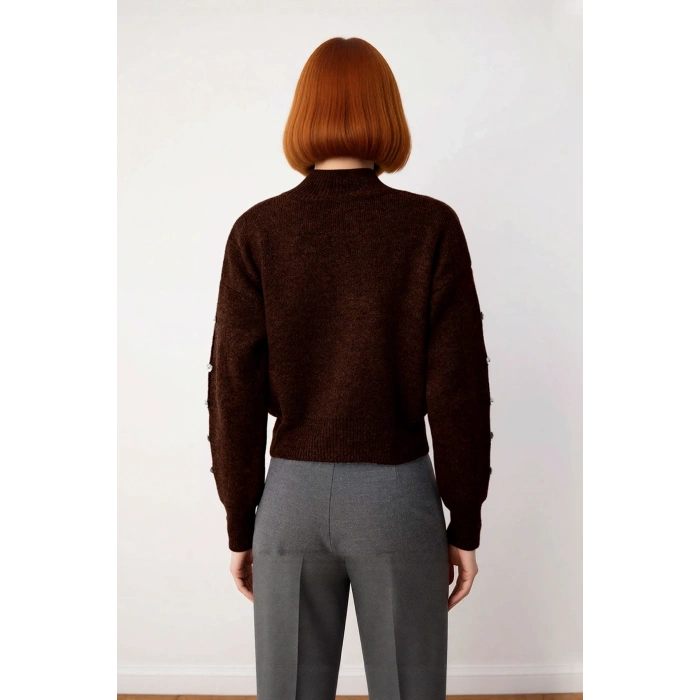 Kadınlar İçin Dik Yaka Regular Kalıp Düşük Kol Düğme Detaylı Triko Kazak Soğuk Günlerin Şık Seçimi