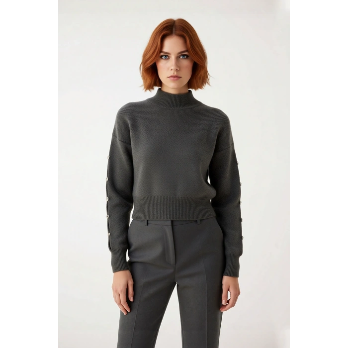 Kadınlar İçin Konforlu Gri Triko Kazak Düşük Kol ve Dik Yaka Tasarımı Düğmeli Kışlık Regular Kalıp