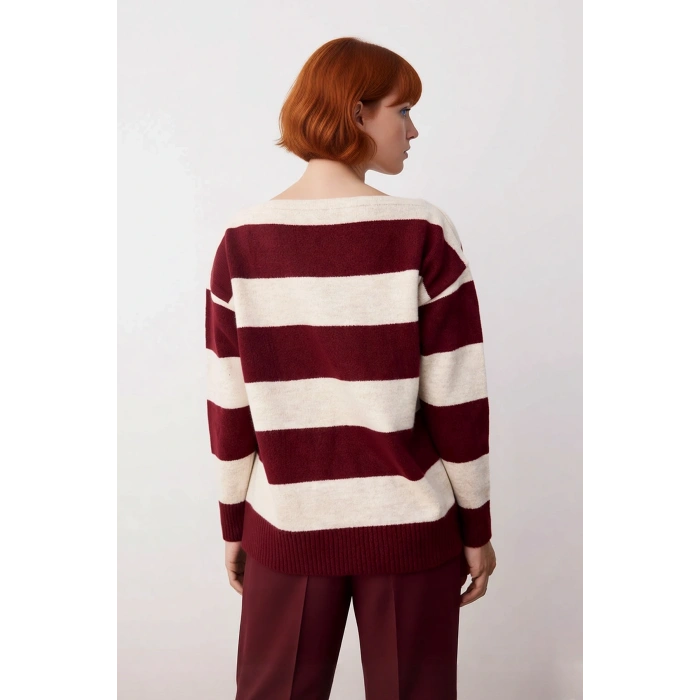 Kadınlar İçin Konforlu Oversize Kayık Yaka Çizgili Triko Kazak Kış Mevsimi Şıklığını Tamamlıyor.