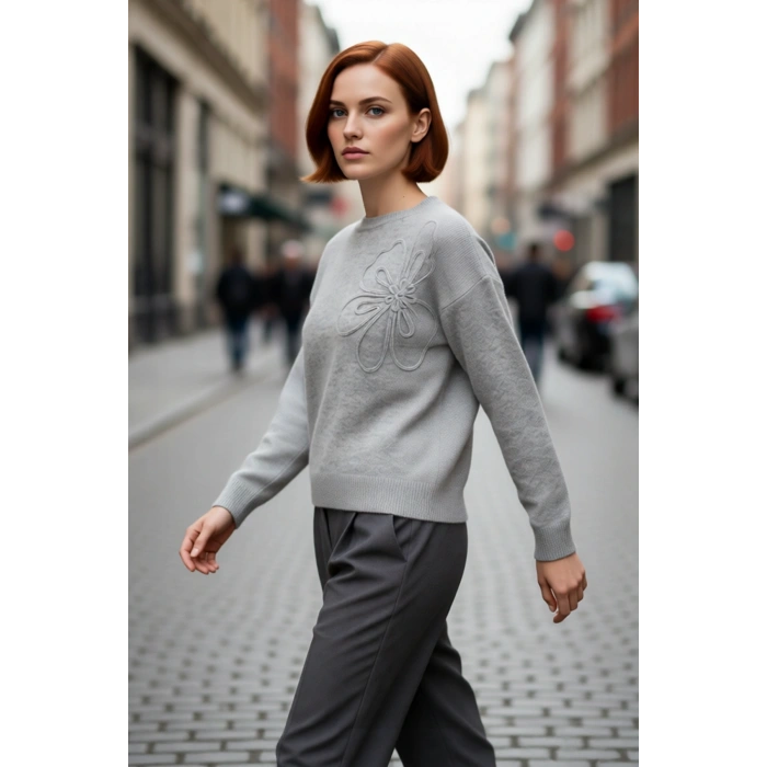 Kadınlar İçin Nakışlı Çiçek Desenli Gri Triko Kazak Bisiklet Yaka Regular Kalıp Kış Şıklığı