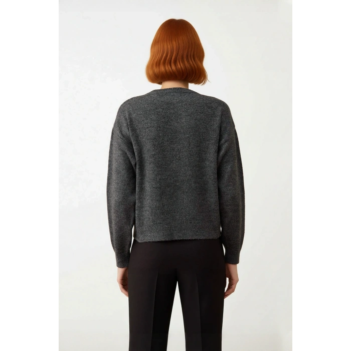 Kadınlar İçin Nakışlı Çiçek Desenli Gri Triko Kazak Bisiklet Yaka Regular Kalıp Kış Şıklığı