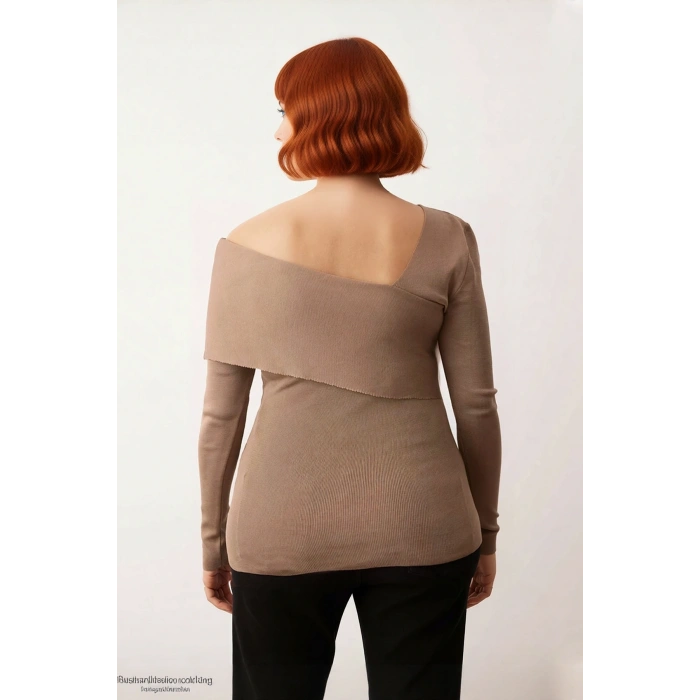 Kadınlara Özel Asimetrik Yaka Uzun Kollu Triko Kazak Regular Kalıbı İle Gün Boyu Rahatlık Sunar