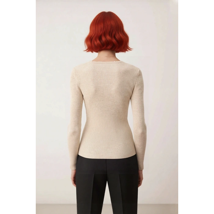 Kadınlara Özel Bej Rengi Kare Yaka Fitted Triko Kazak Uzun Kollu Yapısıyla Casual Tarzınızı