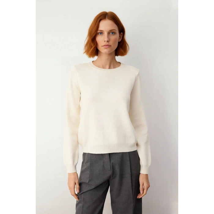 Kadınlara Özel Ekru Regular Kalıp Bisiklet Yaka Kalp İşlemeli Triko Kazak Kış Günleri İçin Harika