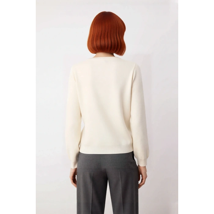 Kadınlara Özel Ekru Regular Kalıp Bisiklet Yaka Kalp İşlemeli Triko Kazak Kış Günleri İçin Harika