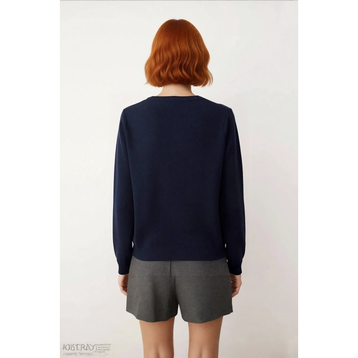 Kadınlara Özel Ekru Regular Kalıp Bisiklet Yaka Kalp İşlemeli Triko Kazak Kış Günleri İçin Harika