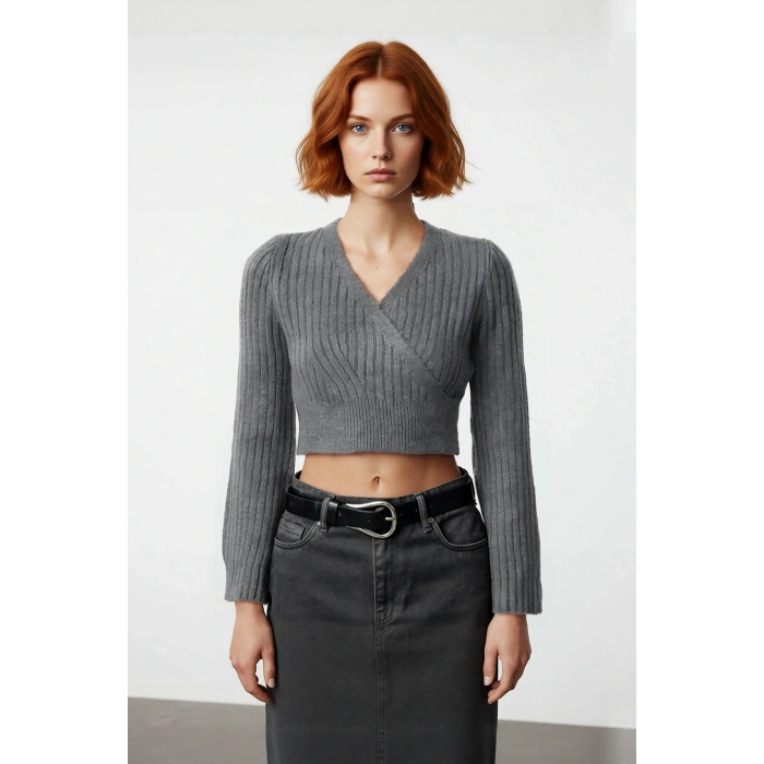 Kadınlara Özel Fitilli Kruvaze Crop Triko Kazak Serin Havalarda Şıklığı ve Konforu Bir Arada Sunar