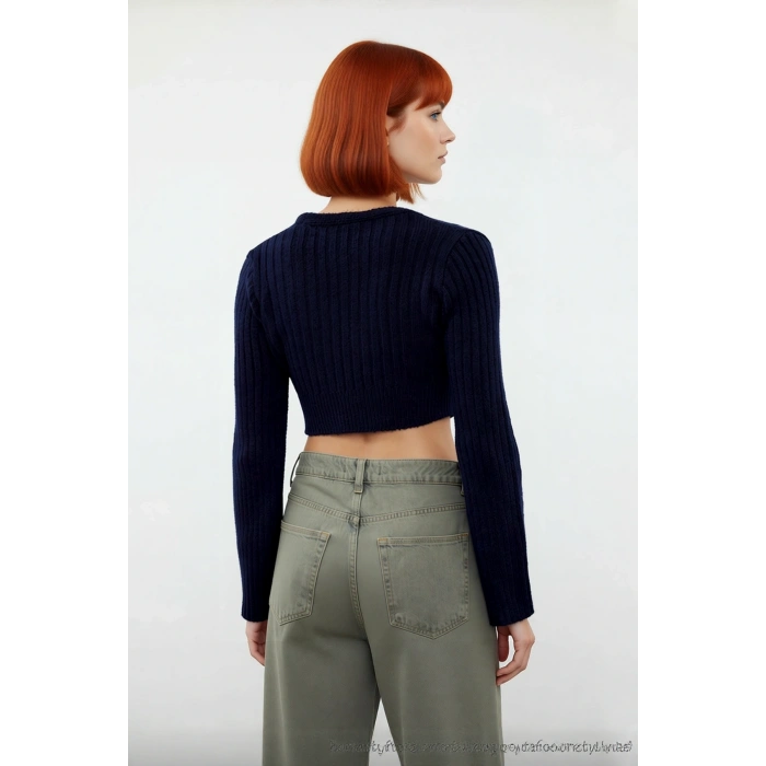 Kadınlara Özel Fitilli Kruvaze Crop Triko Kazak Serin Havalarda Şıklığı ve Konforu Bir Arada Sunar