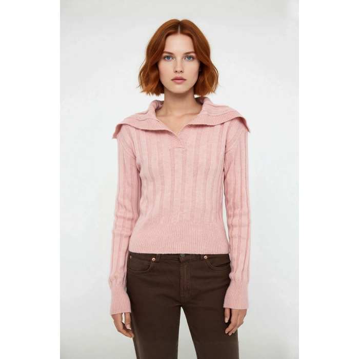 Kadınlara Özel Lacivert Düz Desenli Devrik Yaka Crop Kesim Triko Kazak Günlük Kullanım İçin İdeal.