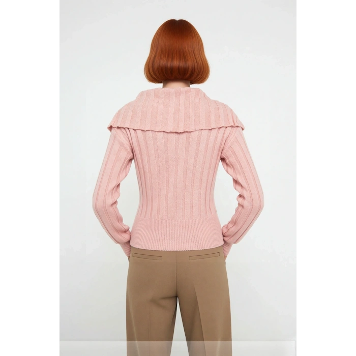 Kadınlara Özel Lacivert Düz Desenli Devrik Yaka Crop Kesim Triko Kazak Günlük Kullanım İçin İdeal.