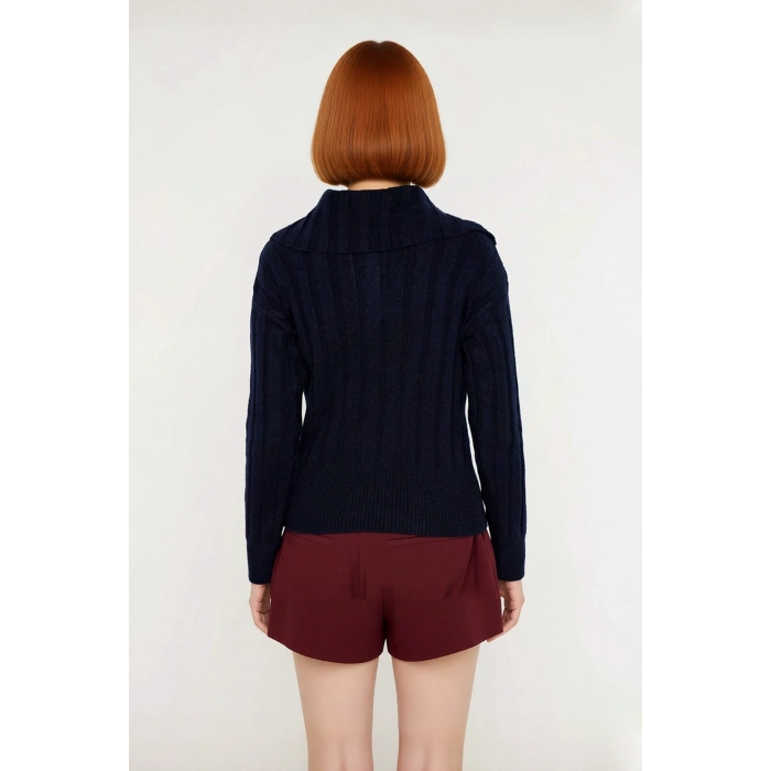 Kadınlara Özel Lacivert Düz Desenli Devrik Yaka Crop Kesim Triko Kazak Günlük Kullanım İçin İdeal.