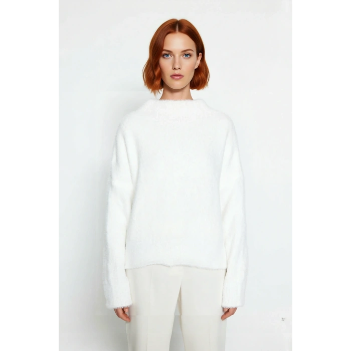 Kadınlara Özel Oversize Kesim Dik Yaka Triko Kazak Günlük Şıklıkta Kışlık Rahatlık Sunuyor