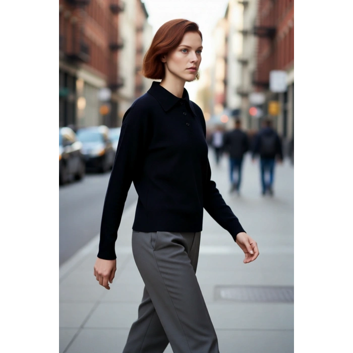 Kadınlara Özel Oversize Kesim Polo Yaka Triko Kazak Düşük Kol Tasarımıyla Kış Şıklığı Sunar